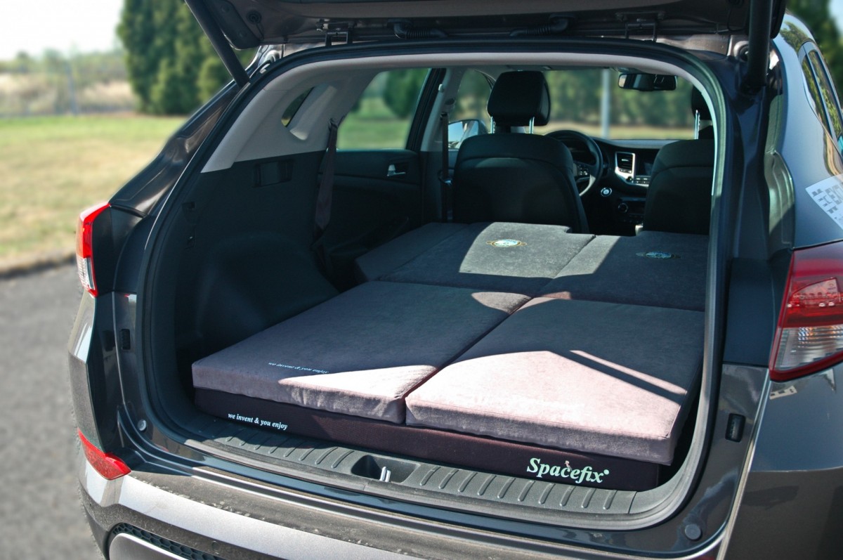 Sleeping in the car Hyundai Tucson 2016