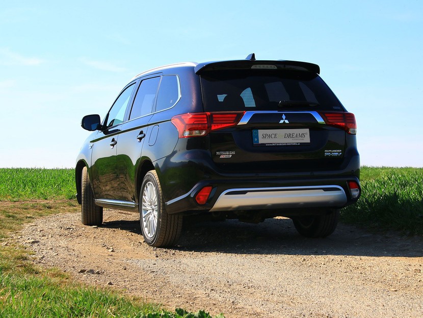 Sleeping in the car Mitsubishi Outlander PHEV