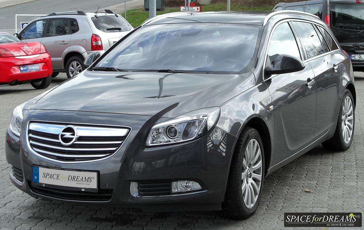 Sleeping in the car Opel Insignia Sports Tourer (model A)