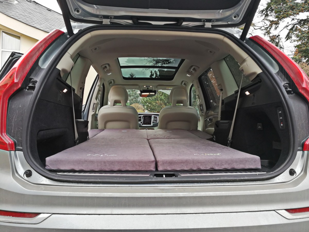 Sleeping in the car Volvo XC90
