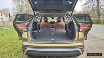 Beige foldable mattress in the Skoda Kodiaq 2 during the simple setup for your next camping adventure.