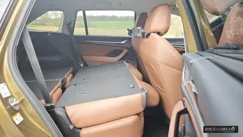 A perfectly prepared sleeping area with a beige mattress in the back of the Skoda Kodiaq 2.