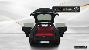 The fully expanded red bed in the rear area impresses with a seamless, solid plane that completely and safely eliminates the often seasickness-inducing rocking of cheap air mattresses.