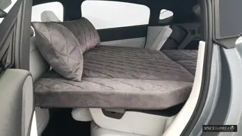   The dark grey Backseat foam mattress - SPACEBED® is visible in the Xpeng G6 resting seamlessly on the Leveling System S4D.