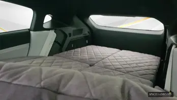   The grey Custom foam car mattress - SPACEBED® smoothly covers the trunk in the Xpeng G6 supported by the Leveling System S4D.