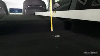 The Magic Rosé car sleeping pad rests absolutely securely on the Leveling System S4D in the Xpeng G9.