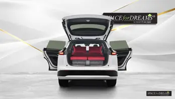   The Magic Rosé car bed foam lies completely flat and invitingly in the Xpeng G9.